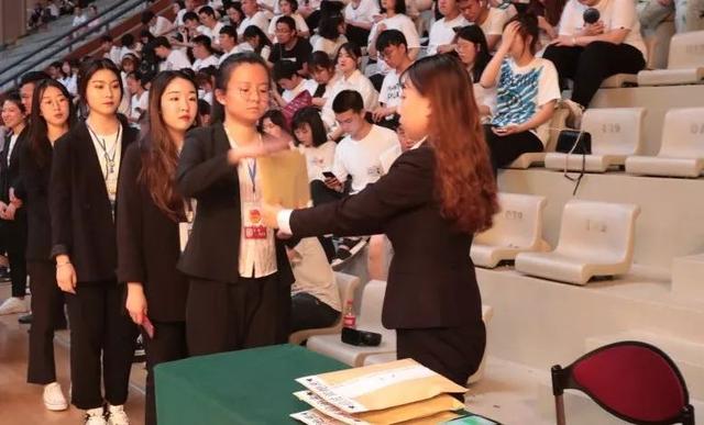 千人晚宴、体育狂欢、明星路演……玩转校园文化，尽享大学魅力！