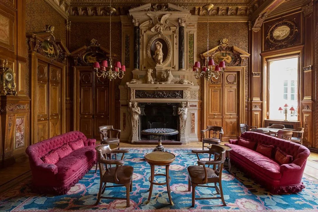 17岁抛夫弃子,一个用身体换金钱的*女妓**,凭什么有名有利?