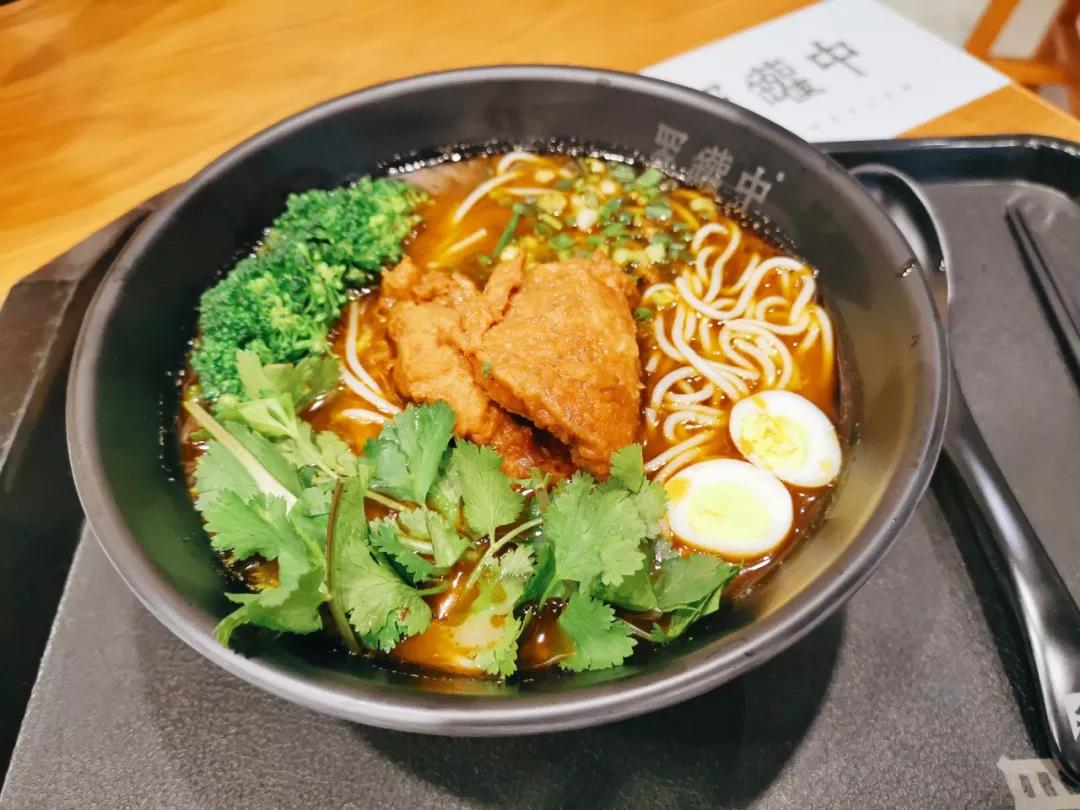 不起眼的小馆子,藏着怎么样的美味?想吃一碗米粉却还要排队