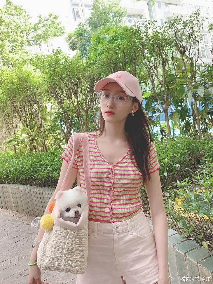 关晓彤同款only紫色小熊羽绒服,only关晓彤同款针织连衣裙