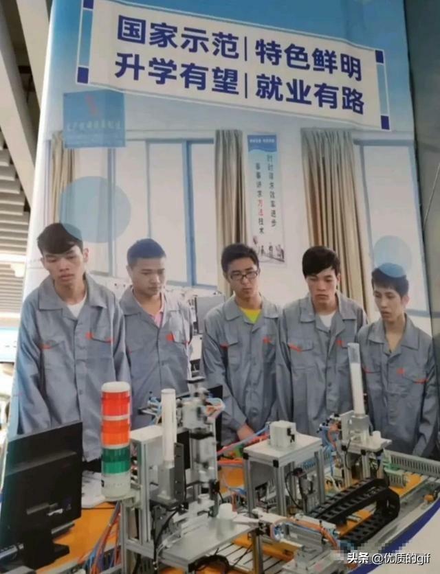 神回复:在公交车上碰到前女友,我怎么做可以不尴尬呢?