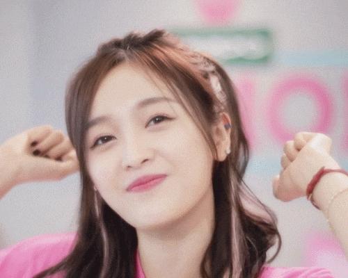 吴宣仪吊带丸子头,吴宣仪两个丸子头特别可爱