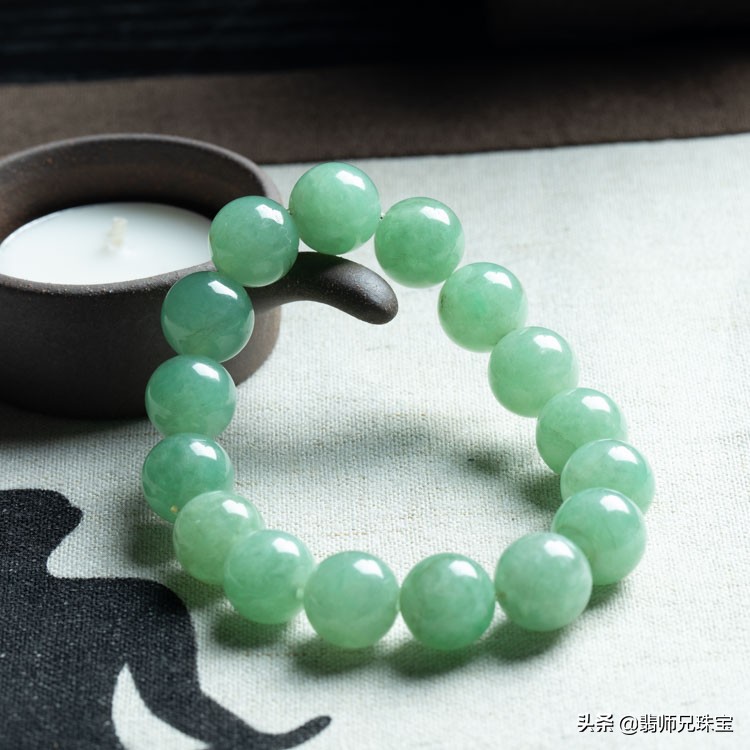 间隙那么多，结构那么复杂，翡翠手链平时该如何清洗、保养？