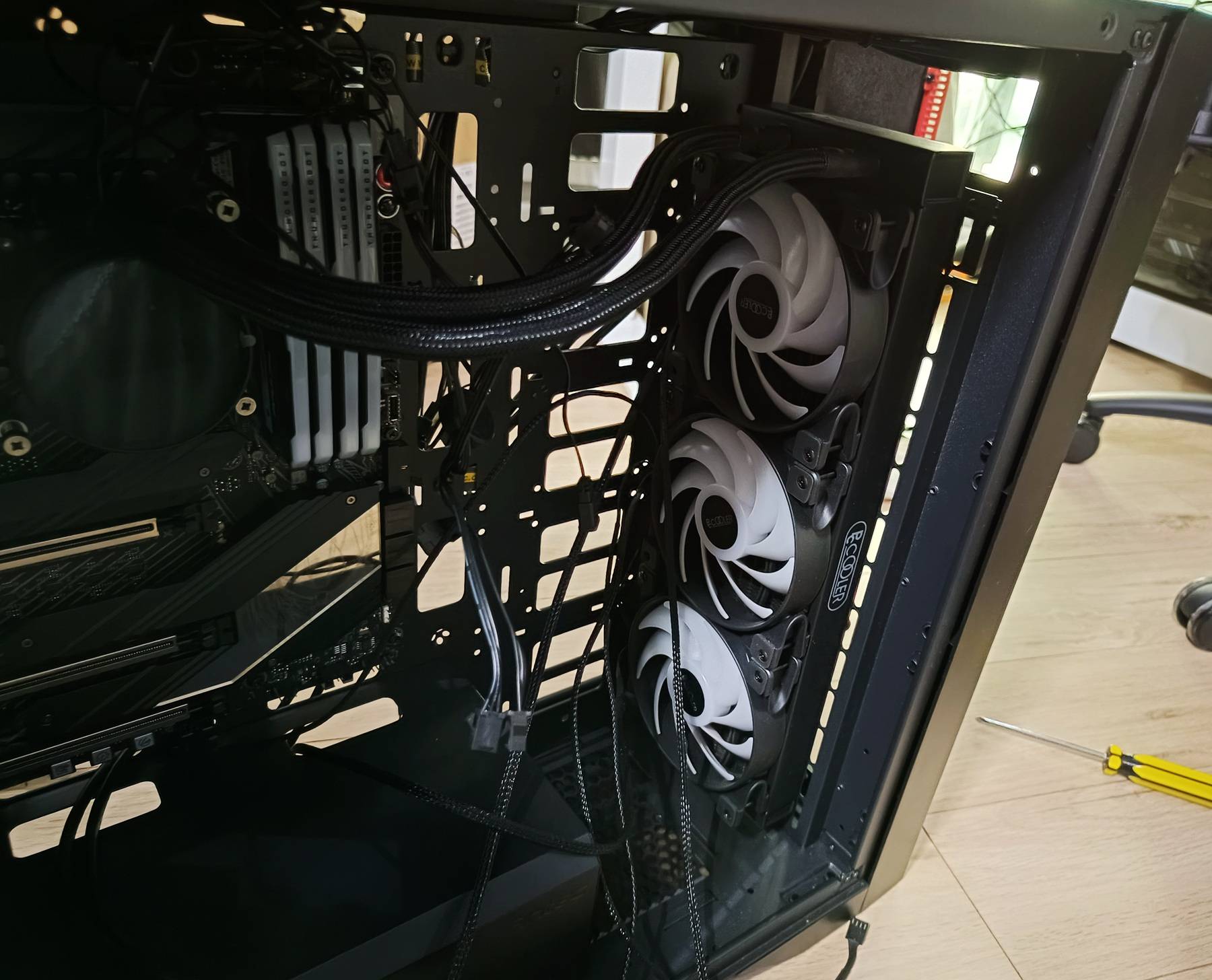 电脑散热器怎么装电源,电脑散热器安装供电