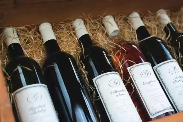 如何分辨红酒真假呢,判断红酒是否是勾兑