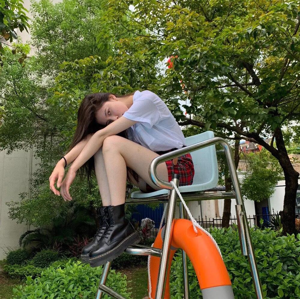 这才是马丁靴的正确穿搭,马丁靴这么穿太时髦了