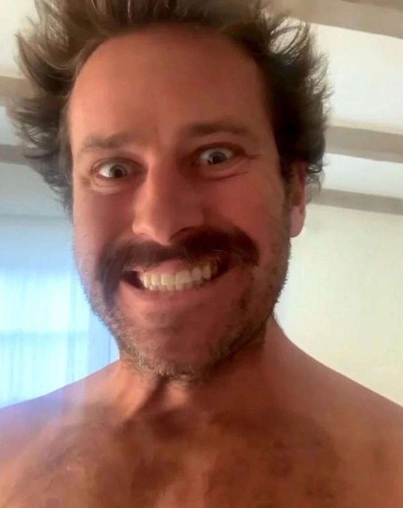 再爆大瓜!渣男星pua虐女无下限,下身刻字,片场狂舔影后脖子