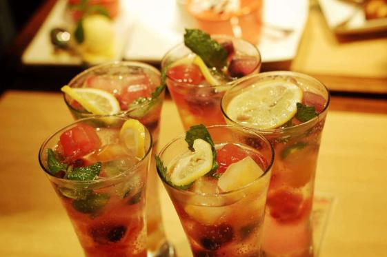 摆摊卖披萨生意惨淡,曾经商业大佬现状