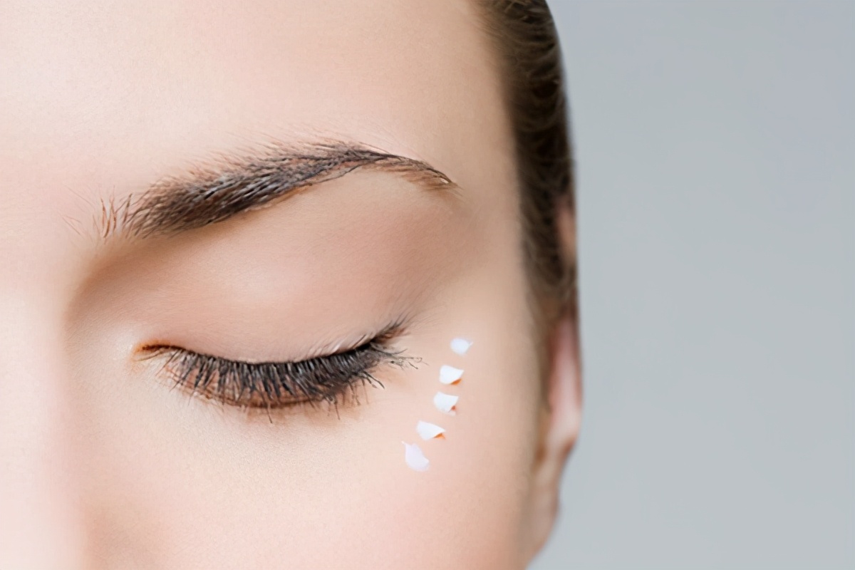 面霜涂上有点刺痛感然后很清凉,面霜涂在脸上刺痛过一会就好了