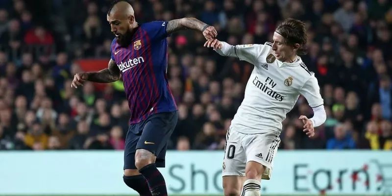 巴萨悍将暴虐皇马边路！20分钟完成6次抢断，让维尼修斯怀疑人生