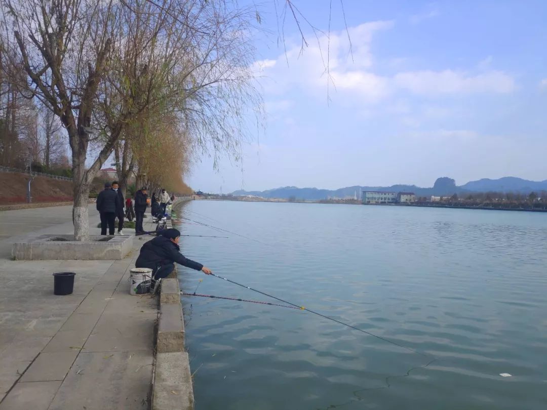 疫情下的县城夜晚照片真实,疫情时期农村的真实生活