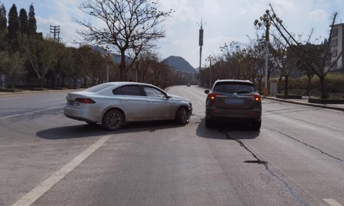 大众宝来侧面撞击别克昂科威，下车后，车主：这差距一个天一个地