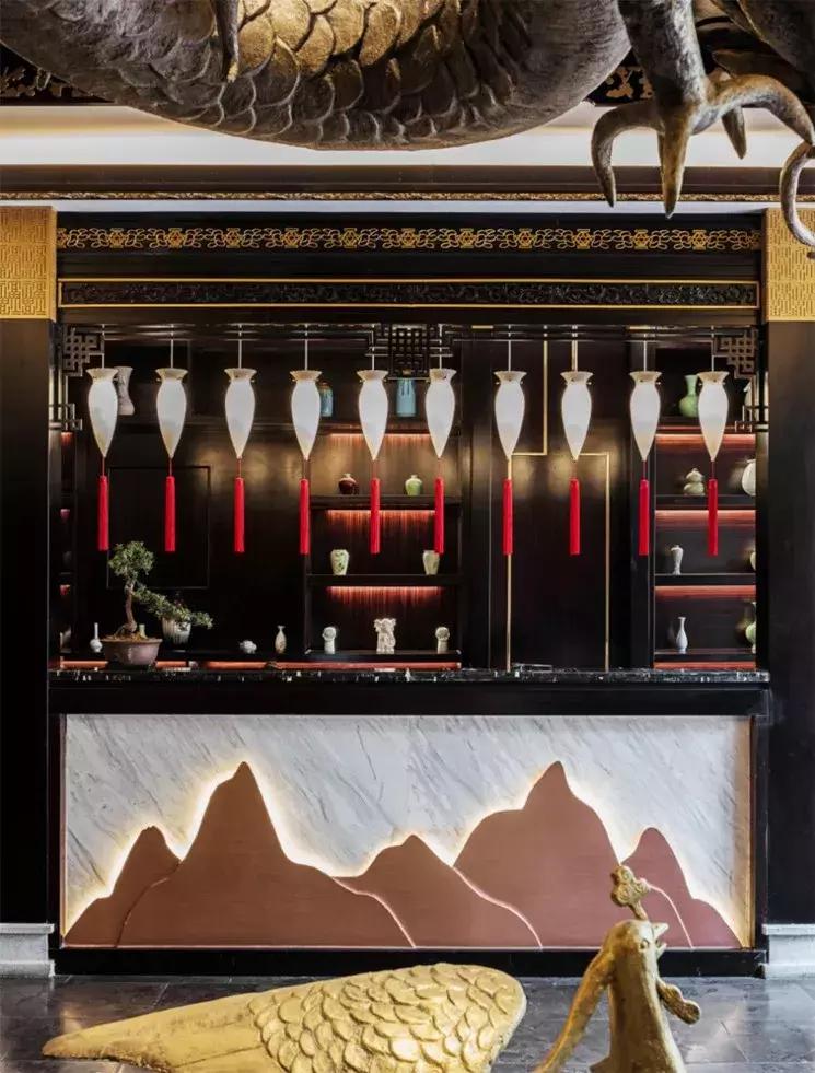 西安一“怪”店，没有散座，厅堂还悬了只大金龙