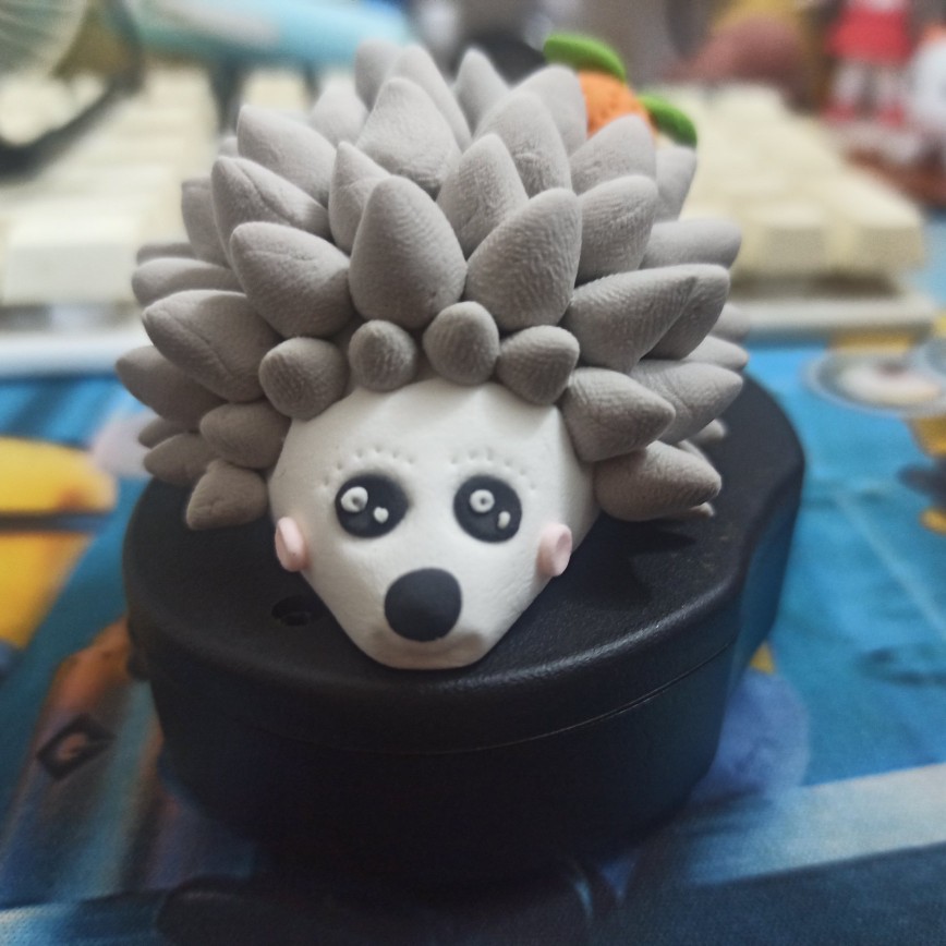 用超轻粘土做的超可爱小刺猬,超轻黏土和松果做刺猬