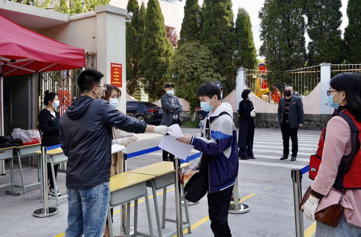 永嘉县楠江中学*党**员董晓燕演唱“永不缺席”，向抗疫英雄致敬