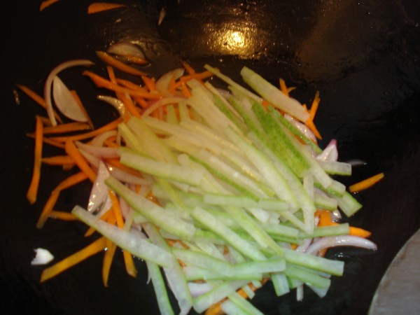 内分泌失调脸上长痘痘怎样好得快,内分泌失调而出来的痘痘怎么调理