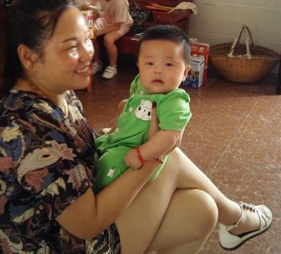 两岁孩子无理取闹哭闹应不应该打,孩子无理取闹的哭闹挨揍