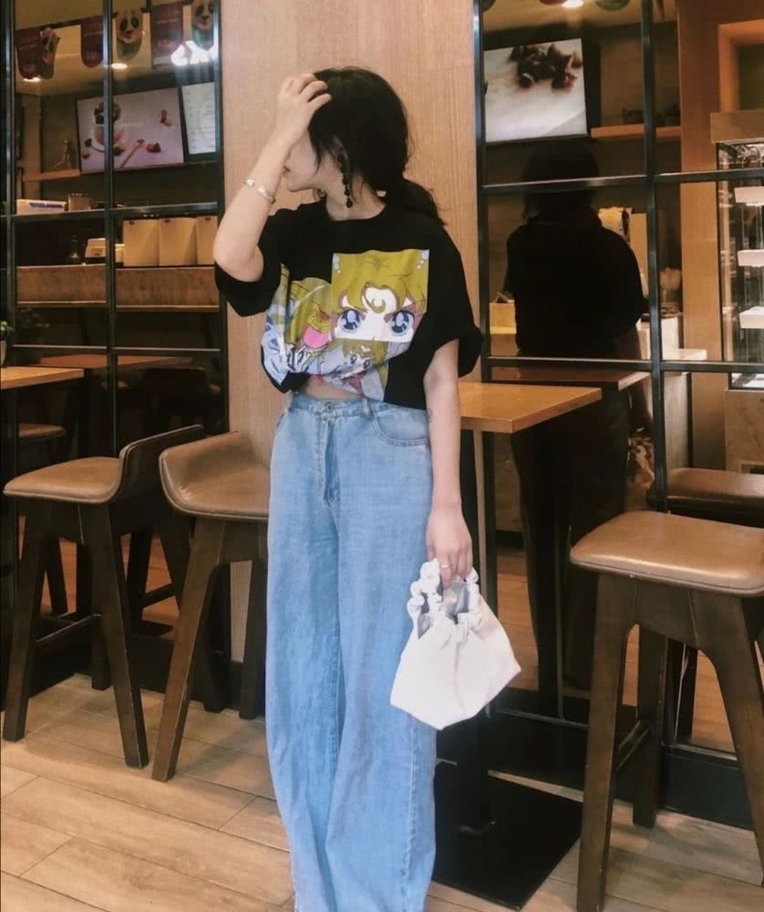 微胖黑色t恤怎么穿才好看,肥t恤女怎么搭配