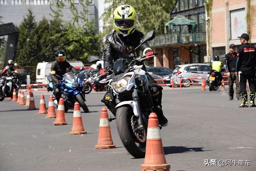 哪种摩托车骑起来安全,摩托车如何骑才安全视频