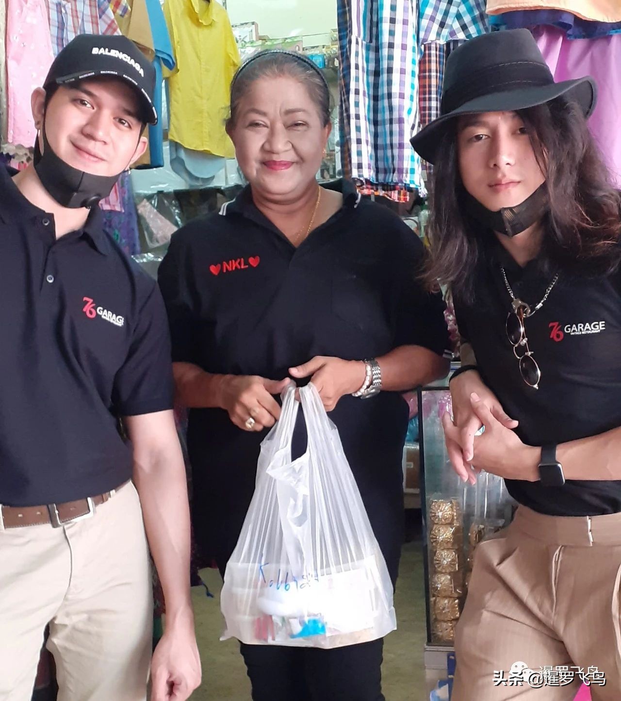 疫情期泰国餐馆帅哥送外卖,拍半裸宣传照用美色救生意