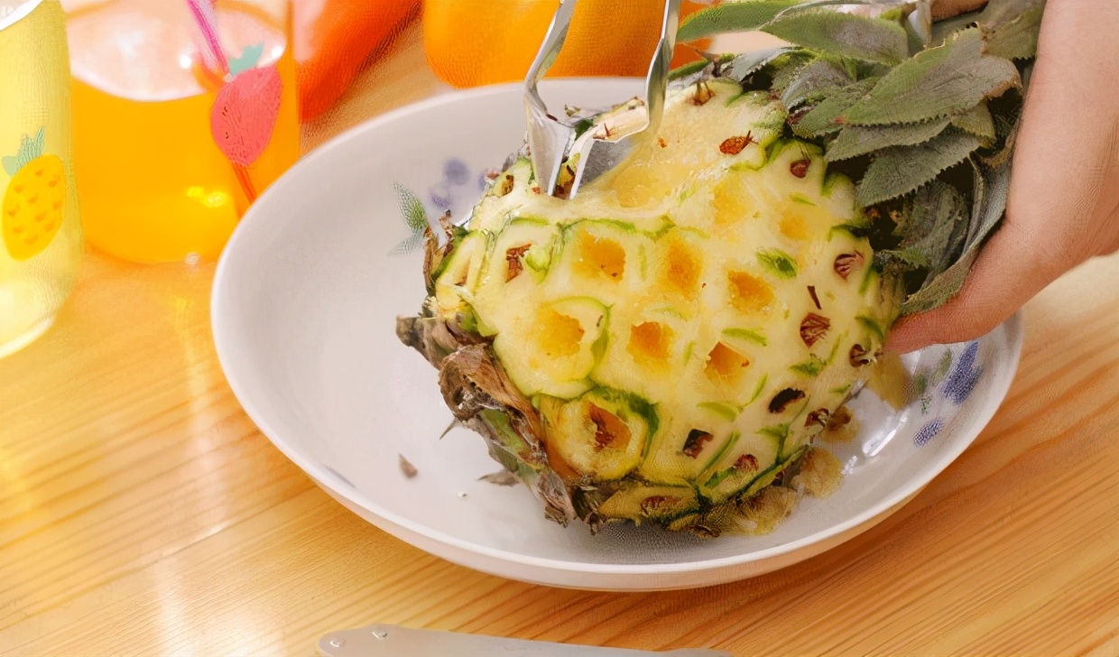 菠萝怎么用盐水泡着吃,吃菠萝之前除了泡盐水还能怎么用