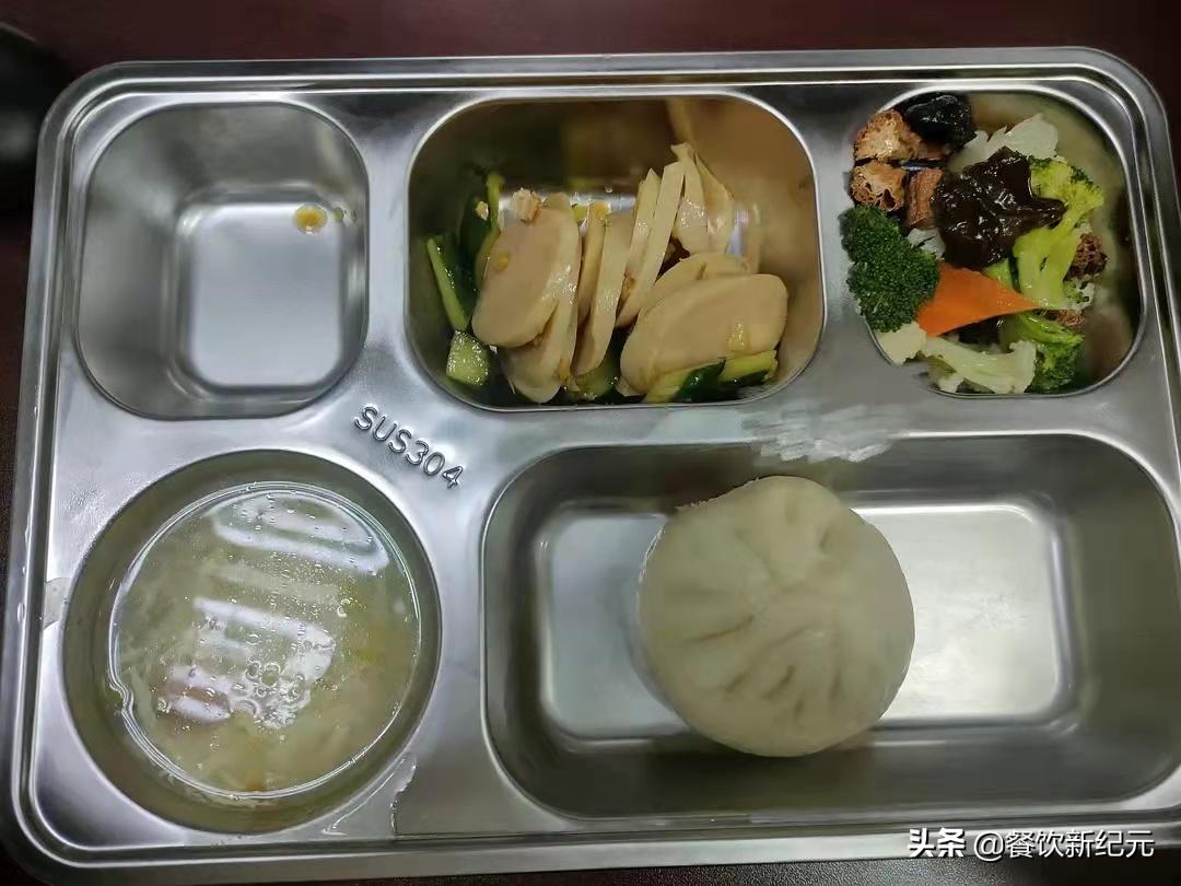 何家劲谈剧组伙食,何家劲员工晒工厂伙食