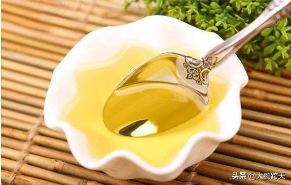 明明是黄色的车牌为什么叫蓝牌,明明是紫色的花为啥还叫蓝花楹