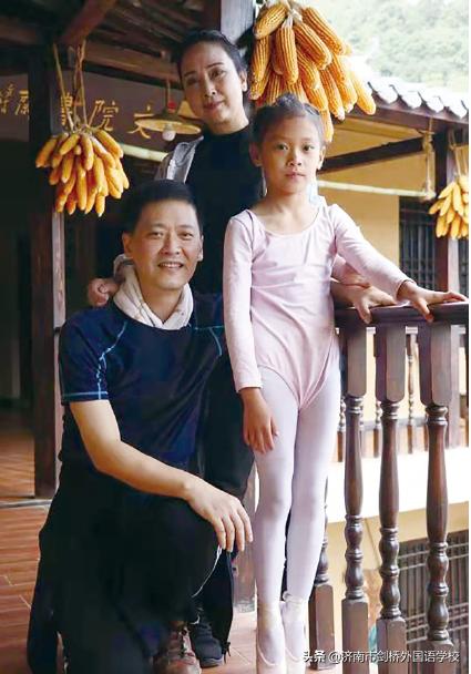 卖猪肉小女孩跳芭蕾舞,9岁女孩一边卖猪肉一边跳芭蕾