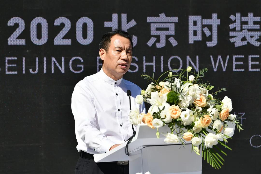 北京时装周闪耀暖暖大屏,2018北京时装周传承京剧之美