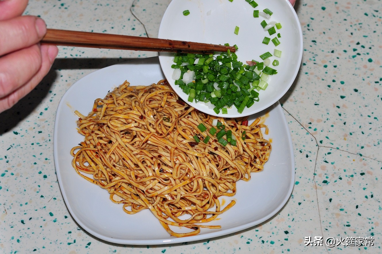 火哥川菜视频香辣型辣椒油,四川小吃宜宾燃面一根面