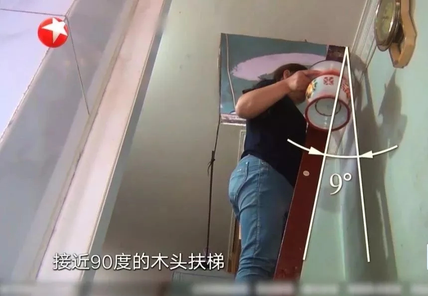 上海11㎡蜗牛窝住两代人,睡觉腿伸不直站着头碰天花板,还住30年