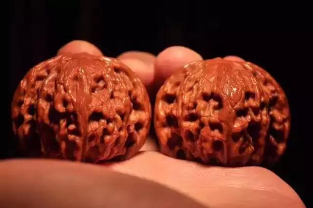 挑选核桃四要素：品相，皮质，配对，尺寸。