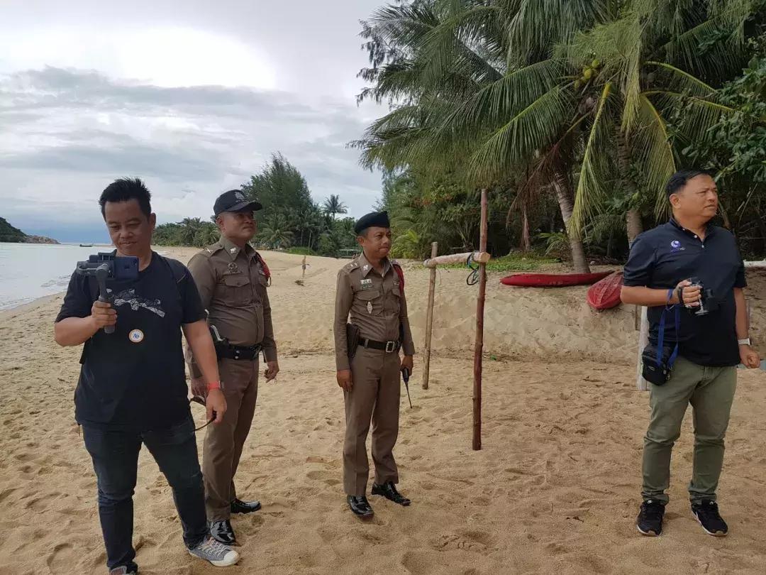 他卖掉豪宅搬进山洞,做出一个全世界风景最好的厕所