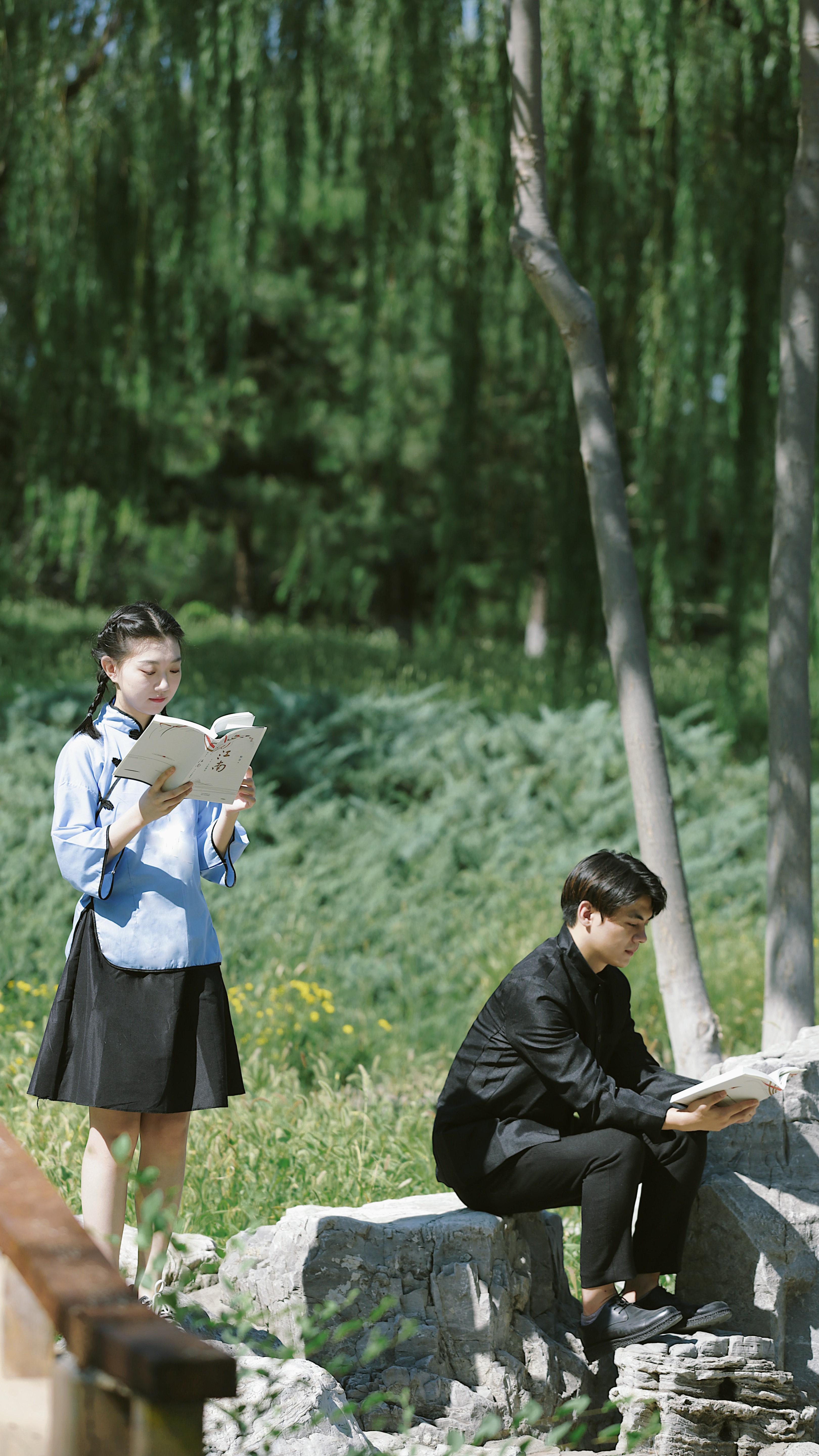 美女拍书的文艺照片,美女拍书照片