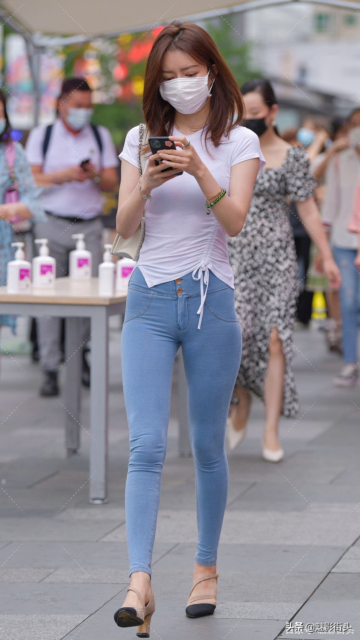 牛仔裤怎么穿才显身材好看,紧身牛仔裤怎么搭配上衣显正式