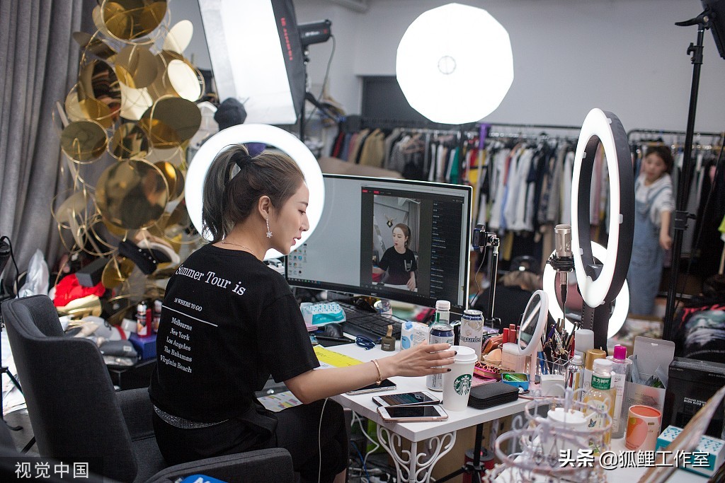 1天花2684亿，没有一个女生能空手退出李佳琦的直播间