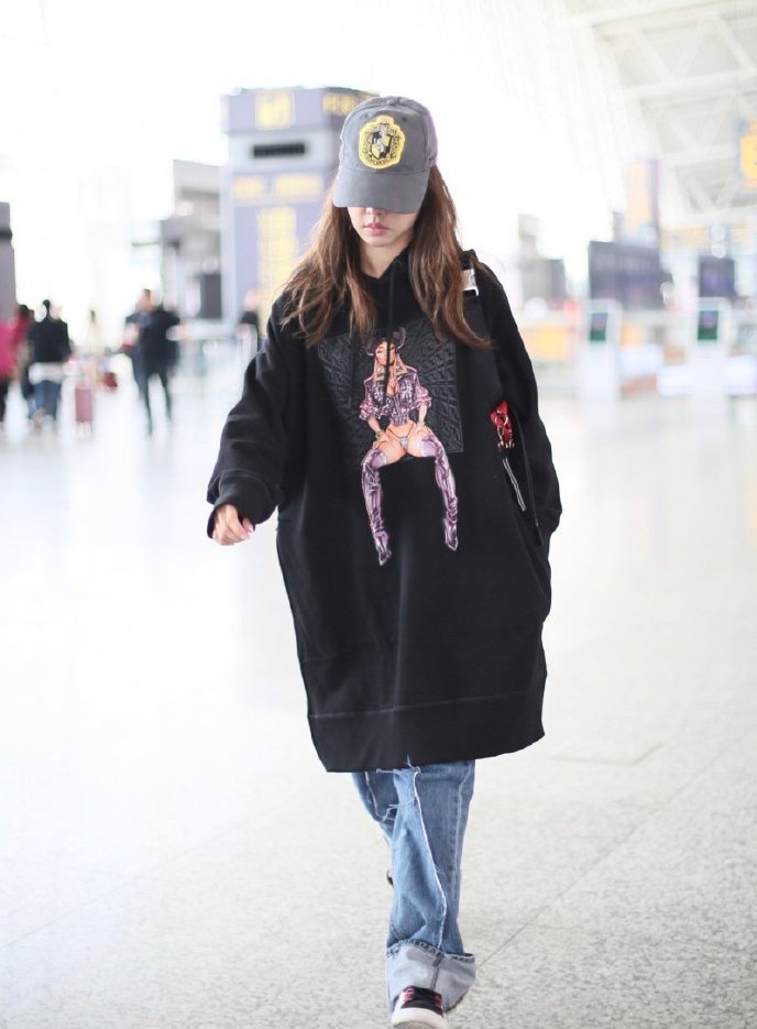 蔡依林粉色连帽卫衣银色短裤,蔡依林真敢穿卫衣配短裤超显瘦