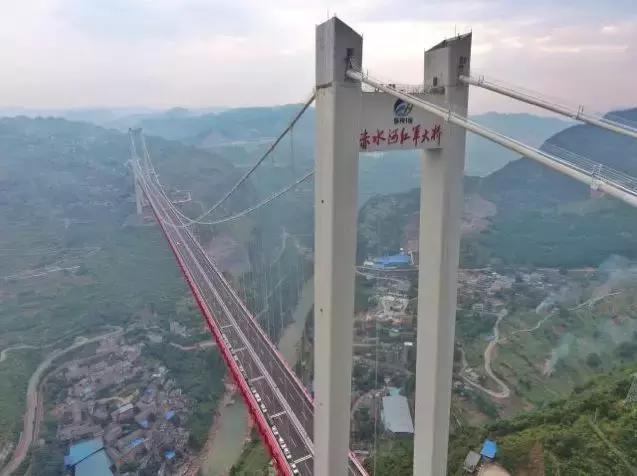 【三分钟法治新闻全知道】刑警押送嫌疑人“回家”，路上一起看大阅兵