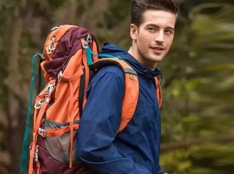 CHANEL聘请首位变性人模特；森马上半年营收增长逼近50%至82亿