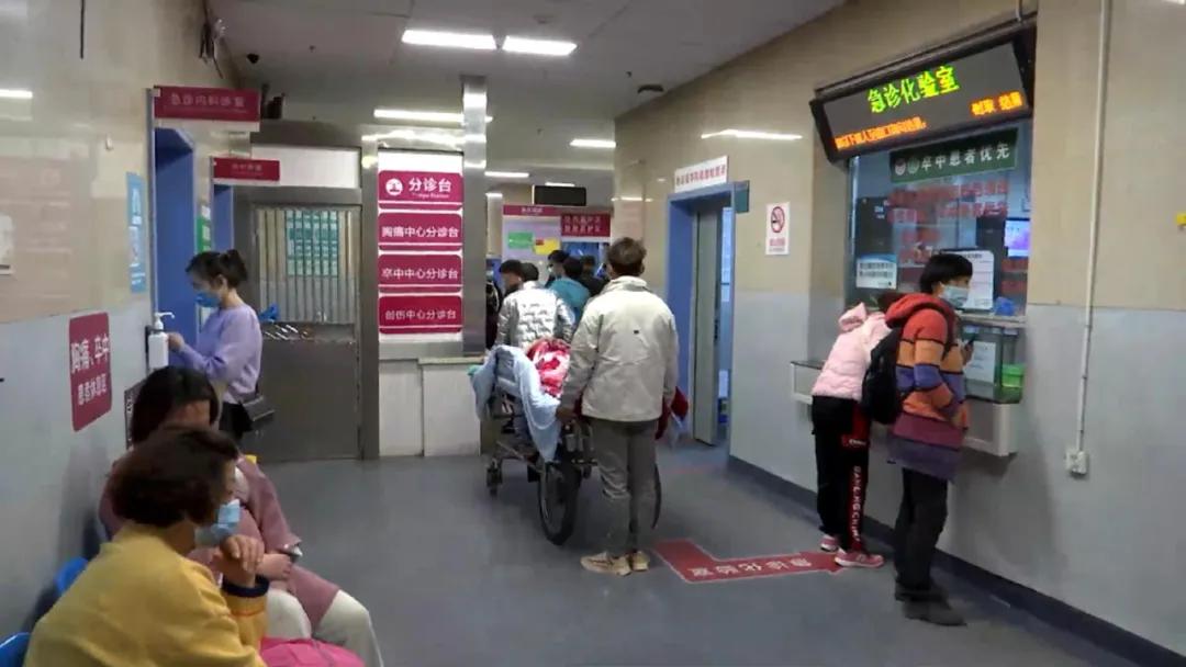 七旬老人被卡车撞伤,老人闯入货车视线盲区死亡被推倒