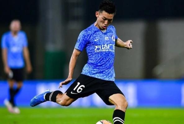 球坛又现流血事件！23岁足球新星顶球时被撞，血流满面当场送医