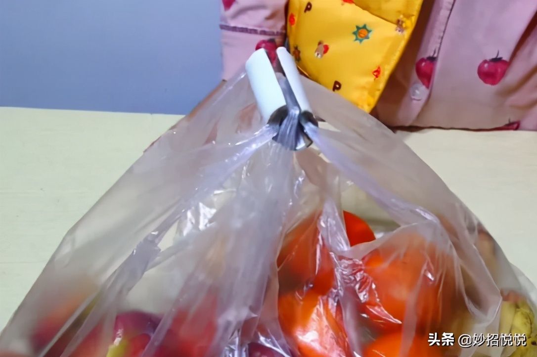 衣服正确挂法生活妙招,挂衣无折痕小妙招