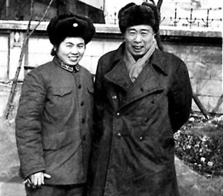 开国上将*任穷宋**回老家,身上没带钱,靠摆摊耍蛇挣路费