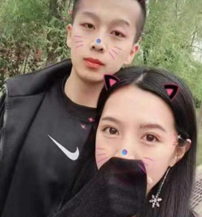 浙江29岁农村女孩白手起家摆地摊 (女大学生回乡摆摊创业)