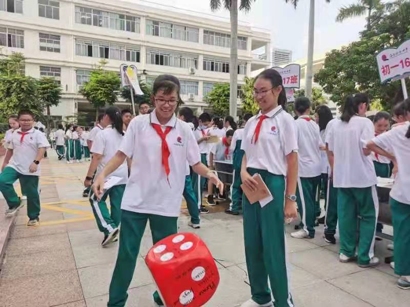 海南华侨中学初中部第三届英语文化节暨中秋英语游园活动受到七年级新生追捧