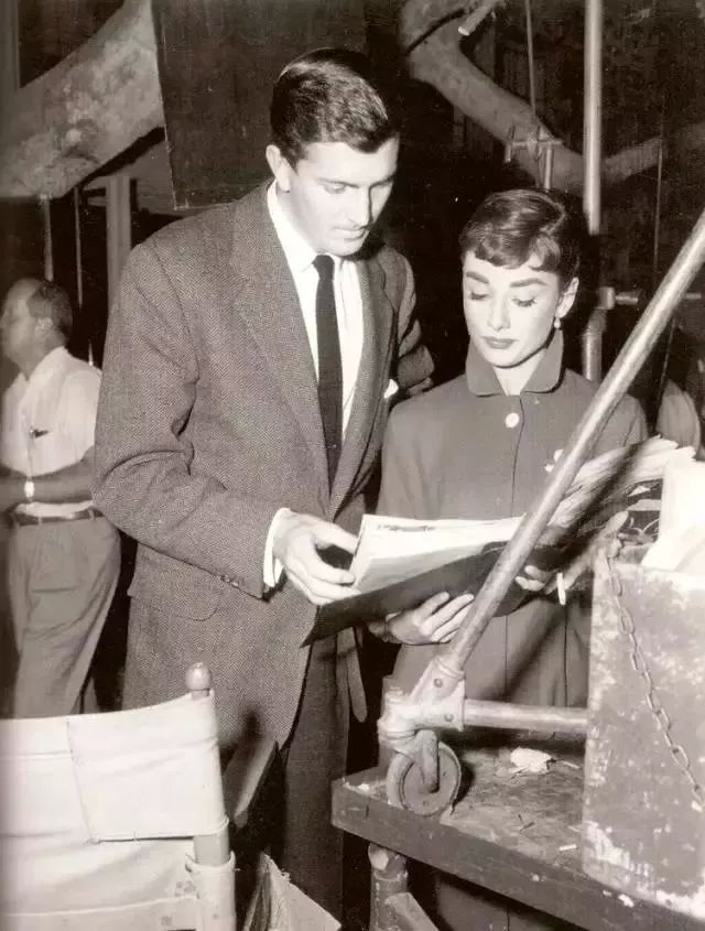 装妆美资讯馆｜是谁？让赫本比梦露更美丽？