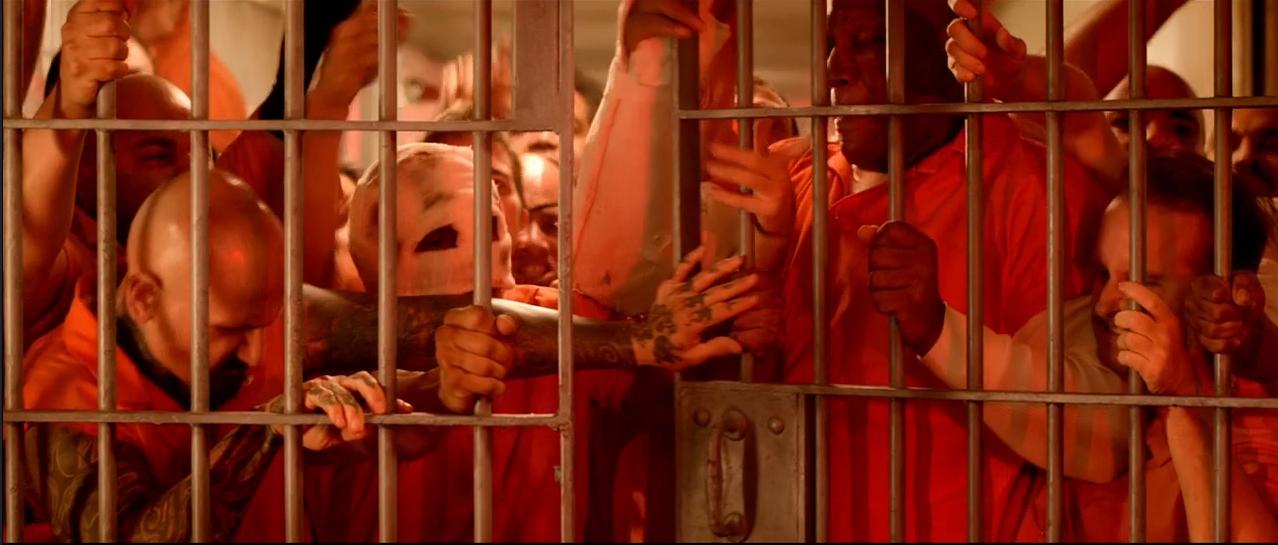 《人体蜈蚣系列》：从全彩到黑白默片重口味背后的荒诞剧情