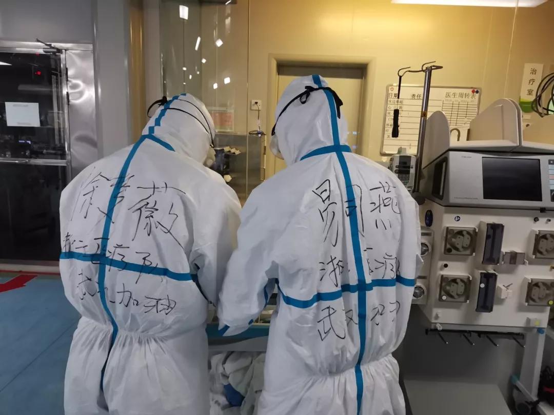 “买不到卫生巾,用保鲜膜捂住”:防护服下的女性秘密,让人泪目