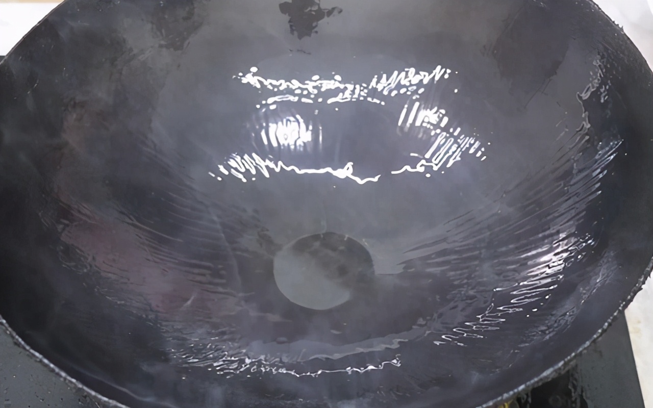 红烧鲫鱼塞肉煎鱼100%不破皮大法,红烧鲫鱼要不要先腌制再去煎鱼