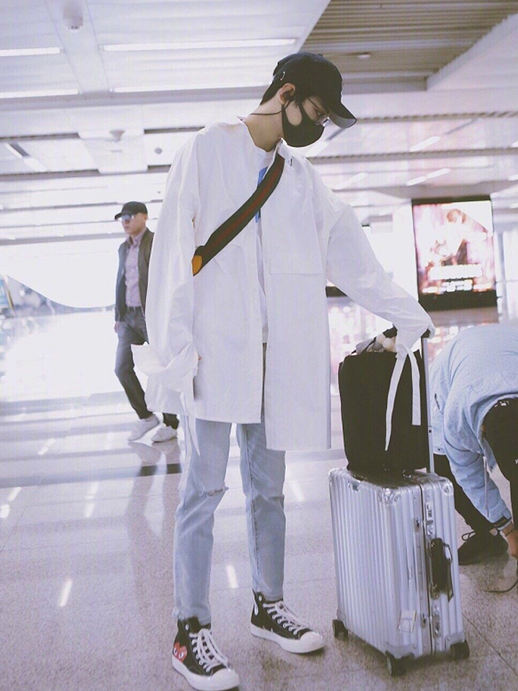 匡威帆布鞋川久保玲联名款,肖战穿的川久保玲和匡威联名鞋